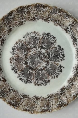 Piatto in ceramica con decoro a tamponatura XIX secolo