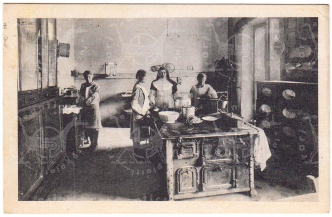 Cartolina_d'epoca_regionalismo_Lombardia_Varese_Brissago_Valtravaglia_frazione_Roggiano_Educandato_Aagricolo_Maria_Bambina_Colonia_Salute_Cucina